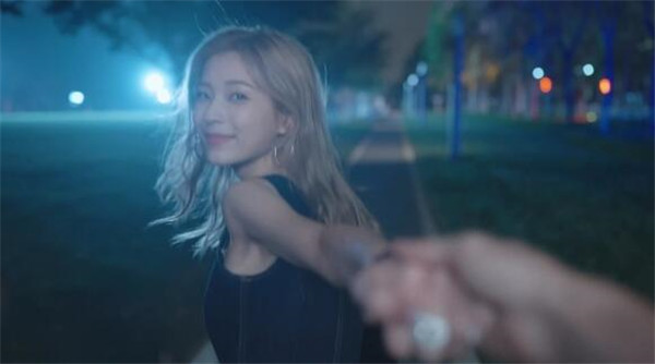 完蛋我被美女包围了